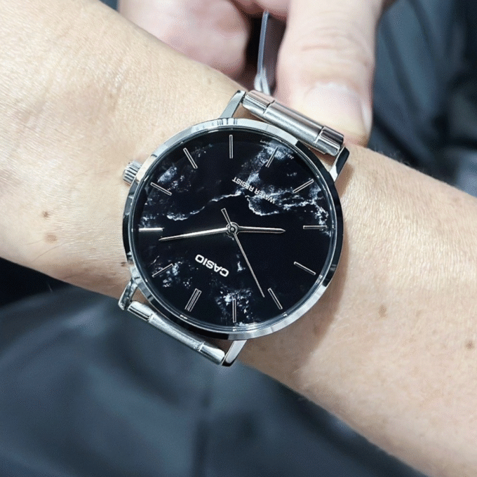 Montre Classique - Casio - Homme - Design Élégant, Bracelet Métal, Résistante à lEau, Mouvement Quartz - Acier Inoxydable - Noir - Référence MTP-VT01DM-1AUDF