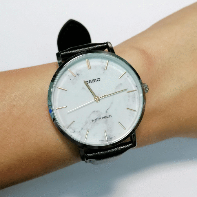 Montre Analogique Casio Homme - MTP-VT01LM-7A - Bracelet en Cuir et Résistance à l'Eau - Verre Minéral - Design Sophistiqué