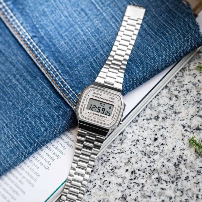 Montre Classique Homme Casio A168WA-8AYDF - Bracelet Acier Inoxydable, Affichage Digital, Étanche, Style Vintage - Argent - Référence A168WA-8AYDF