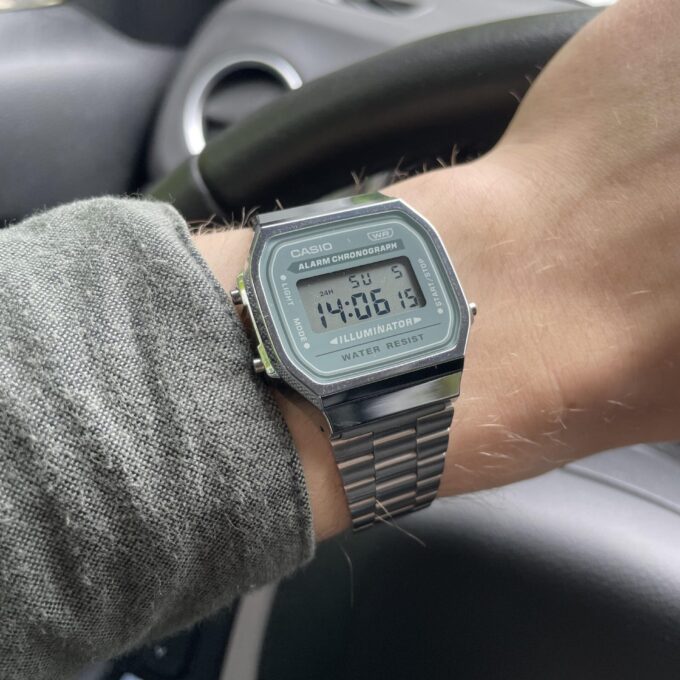 Casio Vintage - Numérique - Bracelet en Acier Inoxydable - A168WA-3AYDF