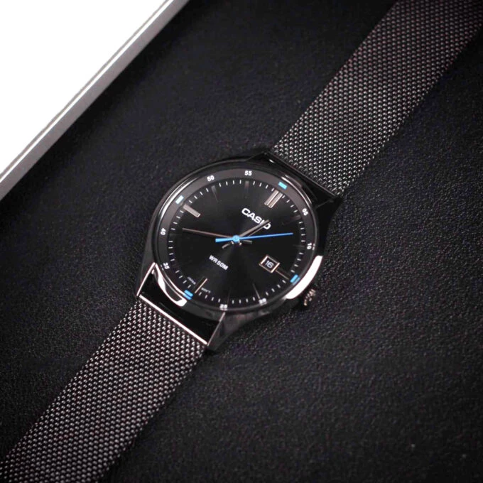 Montre Classique - Casio - Homme - Analogique, Résistante à leau, Design Élégant, Index Gradués - Acier Inoxydable - Noir - MTP-E710MB-1AVDF