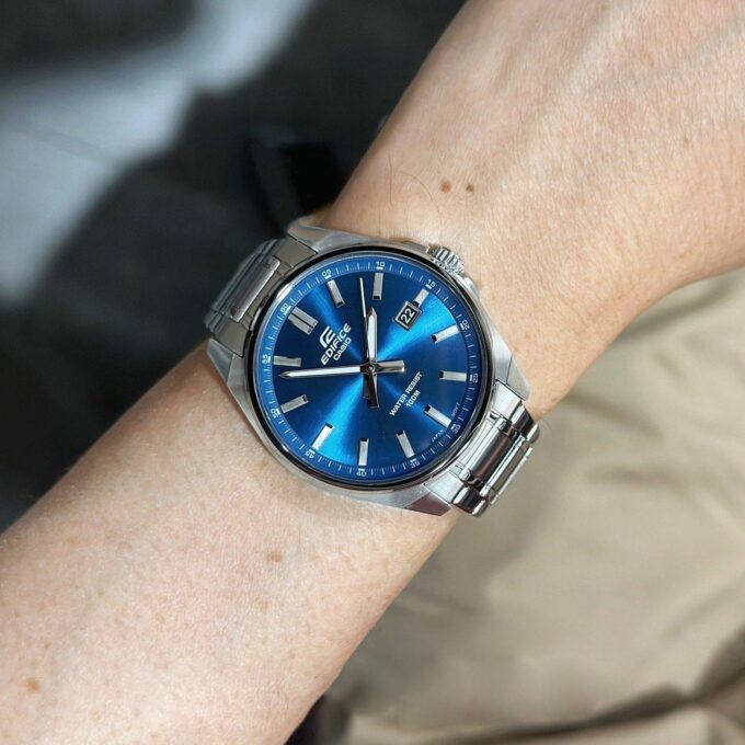 Montre Classique - Casio Edifice - Homme - Design Élégant, Résistance à lEau, Bracelet Acier Inoxydable, Mouvement Quartz - Métal - Argenté - EFV-150D-2AVUDF