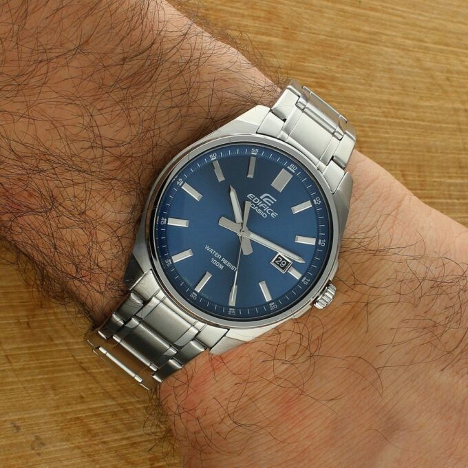 Montre Classique - Casio Edifice - Homme - Design Élégant, Résistance à lEau, Bracelet Acier Inoxydable, Mouvement Quartz - Métal - Argenté - EFV-150D-2AVUDF