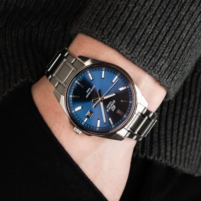 Montre Classique - Casio Edifice - Homme - Design Élégant, Résistance à lEau, Bracelet Acier Inoxydable, Mouvement Quartz - Métal - Argenté - EFV-150D-2AVUDF