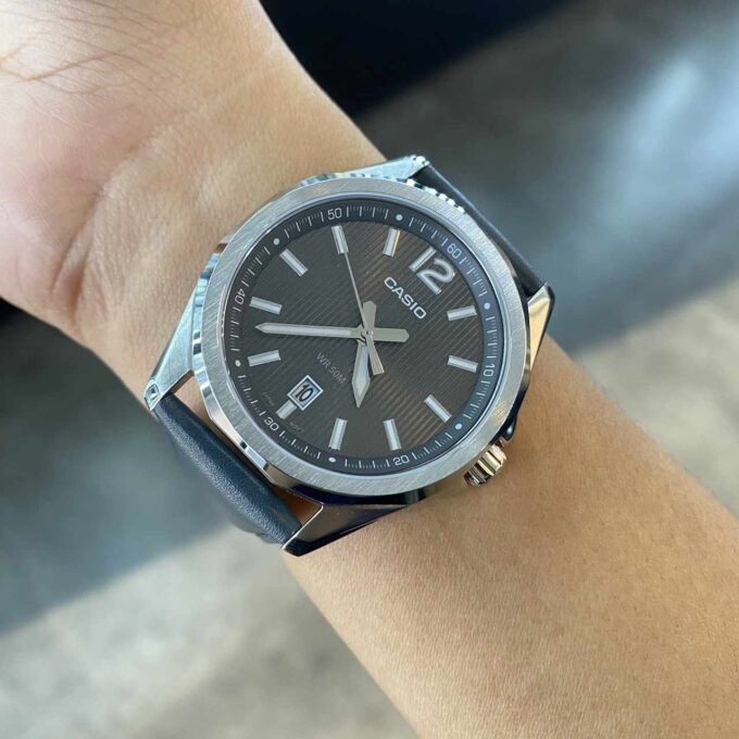 Montre classique homme - design moderne et élégant, cadran à motif rayé, étanche 50m, bracelet cuir véritable - acier inoxydable - MTP-E725L-1AVDF