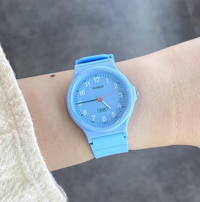 Montre Classique - CASIO - Homme - Design Élégant, Bracelet Résistant, Mouvement Précis, Étanche - Bleu - LQ-24B-2BDF