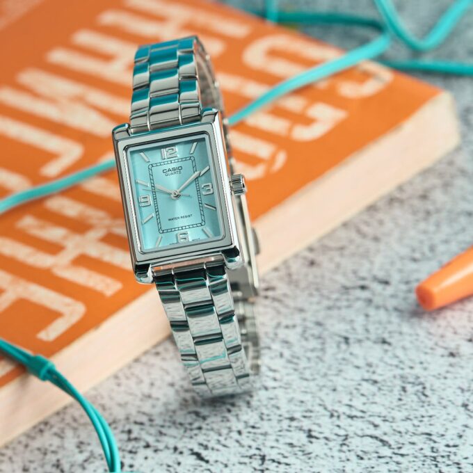 Montre Classique Femme - Design Élégant, Bracelet Acier Inoxydable, Résistance à lEau, Mouvement Quartz - Acier - Bleu - Référence LTP-1234DD-2ADF