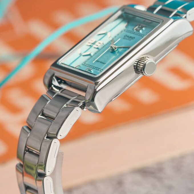 Montre Classique Femme - Design Élégant, Bracelet Acier Inoxydable, Résistance à lEau, Mouvement Quartz - Acier - Bleu - Référence LTP-1234DD-2ADF