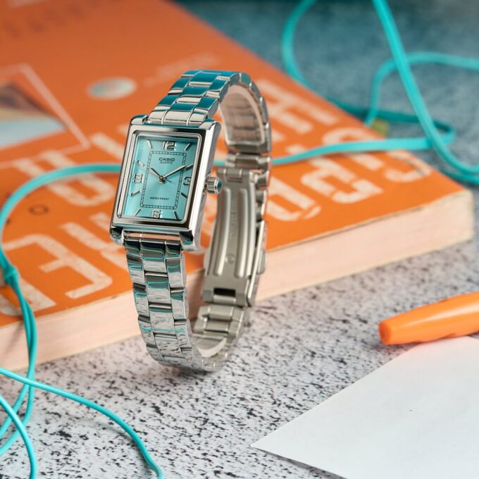 Montre Classique Femme - Design Élégant, Bracelet Acier Inoxydable, Résistance à lEau, Mouvement Quartz - Acier - Bleu - Référence LTP-1234DD-2ADF