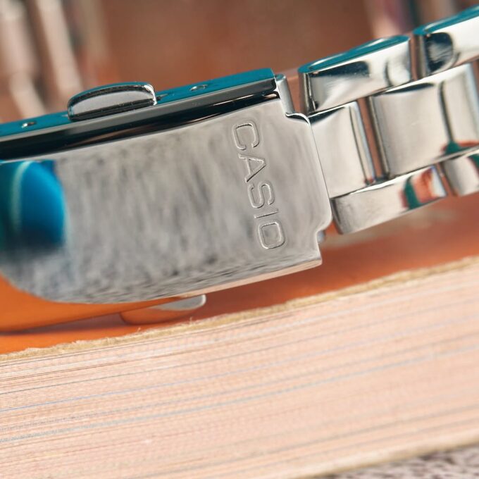 Montre Classique Femme - Design Élégant, Bracelet Acier Inoxydable, Résistance à lEau, Mouvement Quartz - Acier - Bleu - Référence LTP-1234DD-2ADF