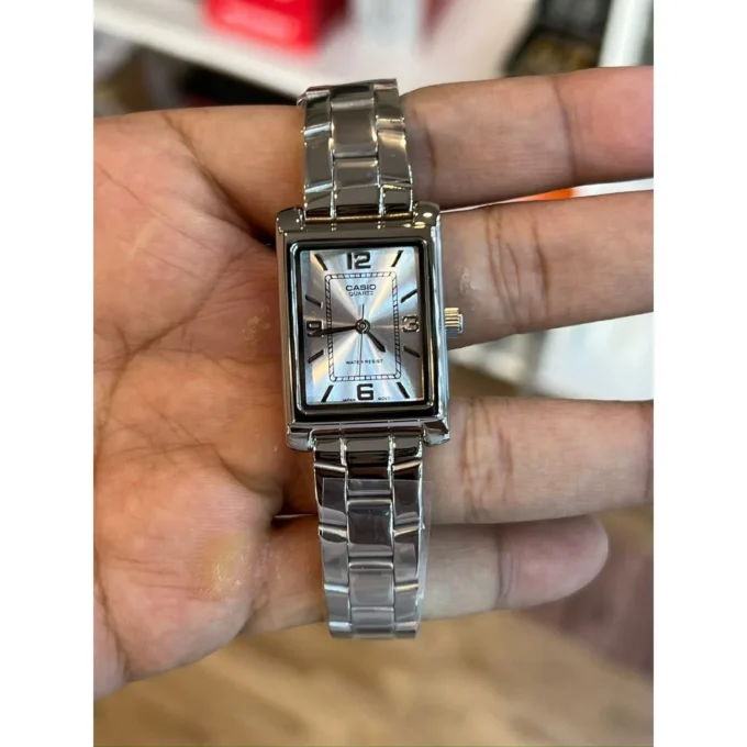 Montre Classique Femme - Design Élégant, Bracelet Acier Inoxydable, Résistance à lEau, Cadran Argenté - Acier - Argent - Référence LTP-1234DD-7ADF