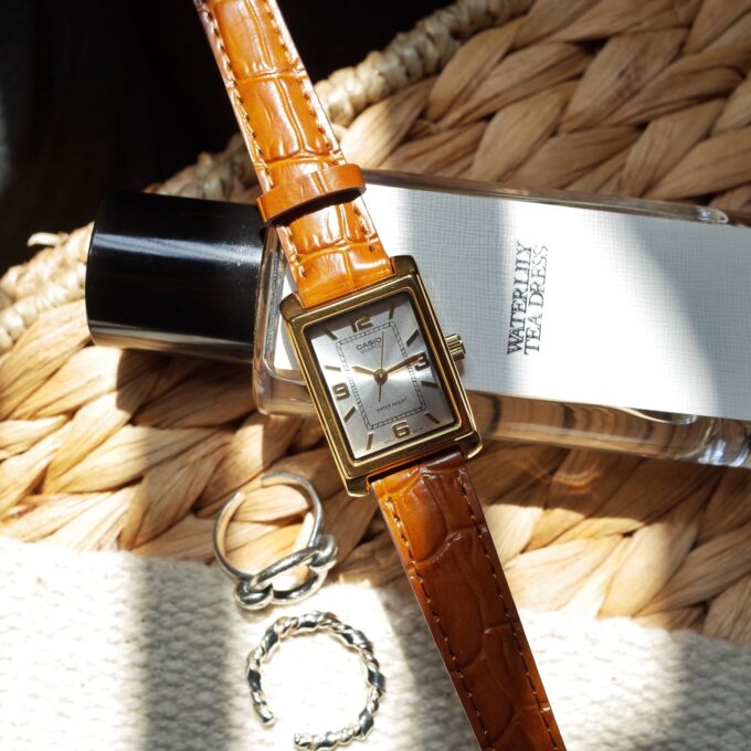 Montre Classique Femme - Design Élégant, Bracelet Cuir, Résistance à lEau, Mouvement Quartz - Acier Inoxydable - Doré - Référence - LTP-1234GLL-7ADF