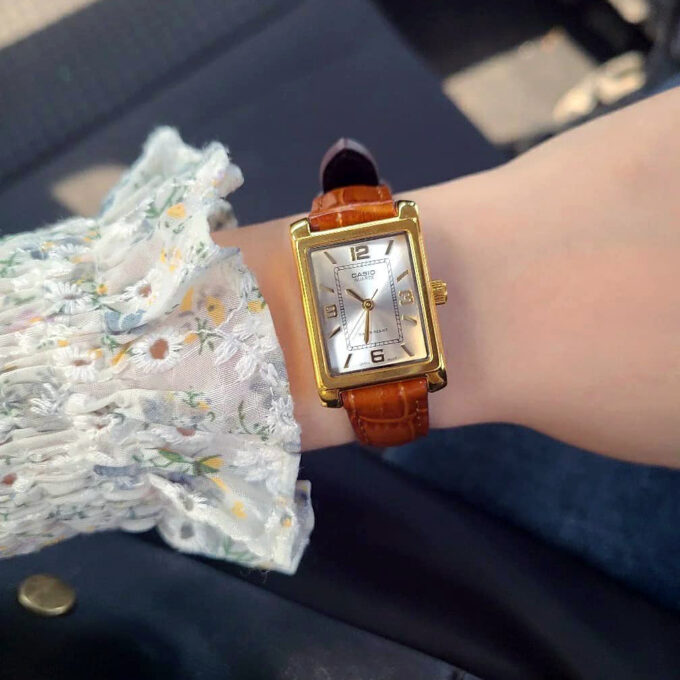 Montre Classique Femme - Design Élégant, Bracelet Cuir, Résistance à lEau, Mouvement Quartz - Acier Inoxydable - Doré - Référence - LTP-1234GLL-7ADF