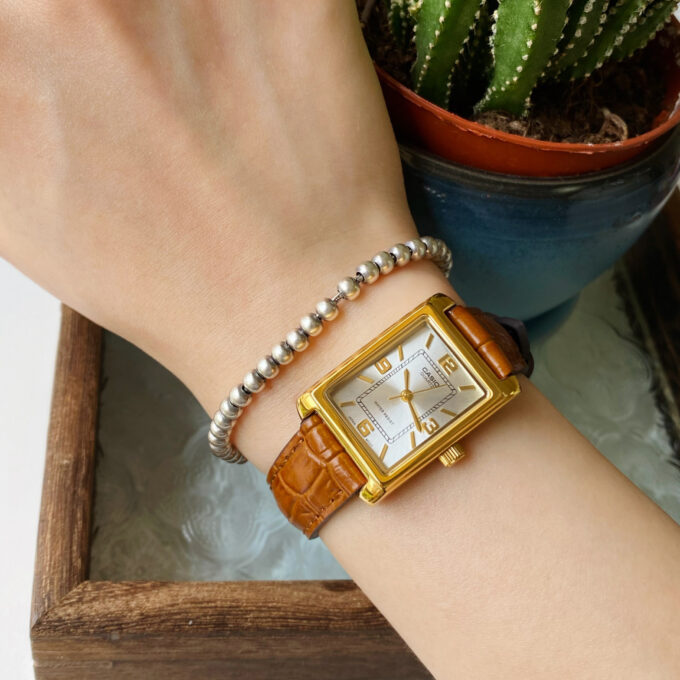 Montre Classique Femme - Design Élégant, Bracelet Cuir, Résistance à lEau, Mouvement Quartz - Acier Inoxydable - Doré - Référence - LTP-1234GLL-7ADF