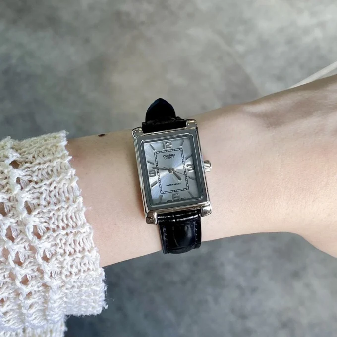 Montre Classique - Femme - Design Élégant, Bracelet Cuir, Résistance à lEau, Mouvement Quartz - Acier - Argenté - Référence - LTP-1234LL-7ADF