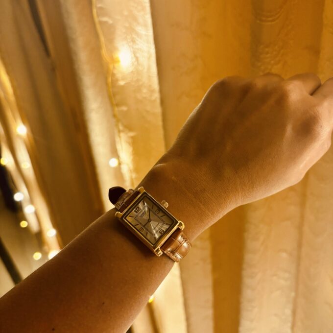 Montre Classique Femme - Design Élégant, Bracelet Cuir, Résistance à lEau, Mouvement Quartz - Acier Inoxydable - Doré - Référence - LTP-1234GLL-7ADF