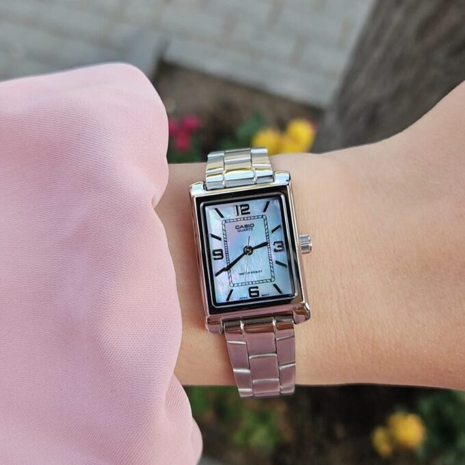 Montre Classique Femme - Design Élégant, Bracelet Acier Inoxydable, Résistante à lEau, Mouvement Quartz - Acier Argenté - Référence LTP-1234DS-2ADF