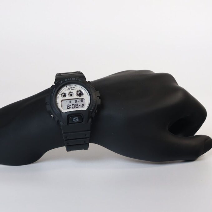 Montre Casio G-Shock Homme DW-6900WD-1DR – Résistante aux chocs, Étanche 200m, Chronomètre, Alarme – Résine – Noir – Référence DW-6900WD-1DR