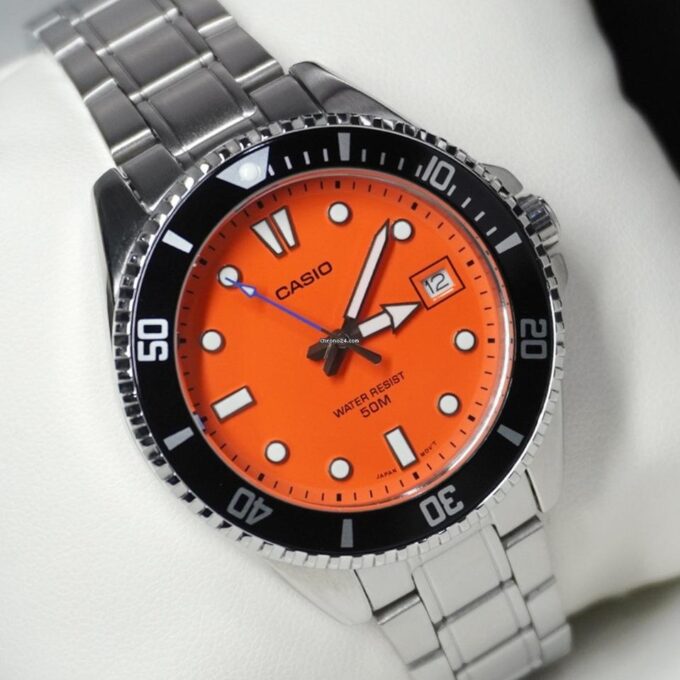 Montre Homme Casio MDV-10D-4A1VDF – Quartz, Acier Inoxydable, Étanche 100m, Bracelet Métal, Cadran Noir - Orange - Référence MDV-10D-4A1VDF