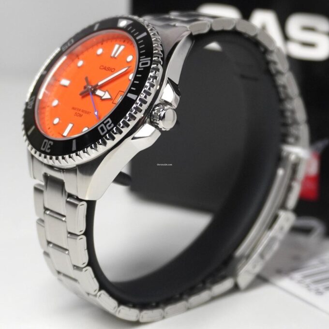 Montre Homme Casio MDV-10D-4A1VDF – Quartz, Acier Inoxydable, Étanche 100m, Bracelet Métal, Cadran Noir - Orange - Référence MDV-10D-4A1VDF