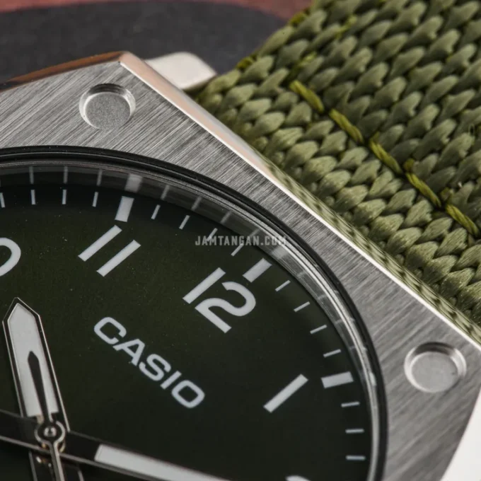 Montre Casio Homme Chronographe Acier Inoxydable, Étanche, Bracelet Métal, Affichage Analogique-Numérique, Vert - Référence MTP-E730C-3AVDF