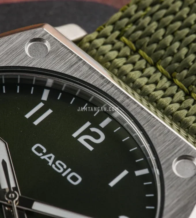 Montre Casio Homme Chronographe Acier Inoxydable, Étanche, Bracelet Métal, Affichage Analogique-Numérique, Vert - Référence MTP-E730C-3AVDF