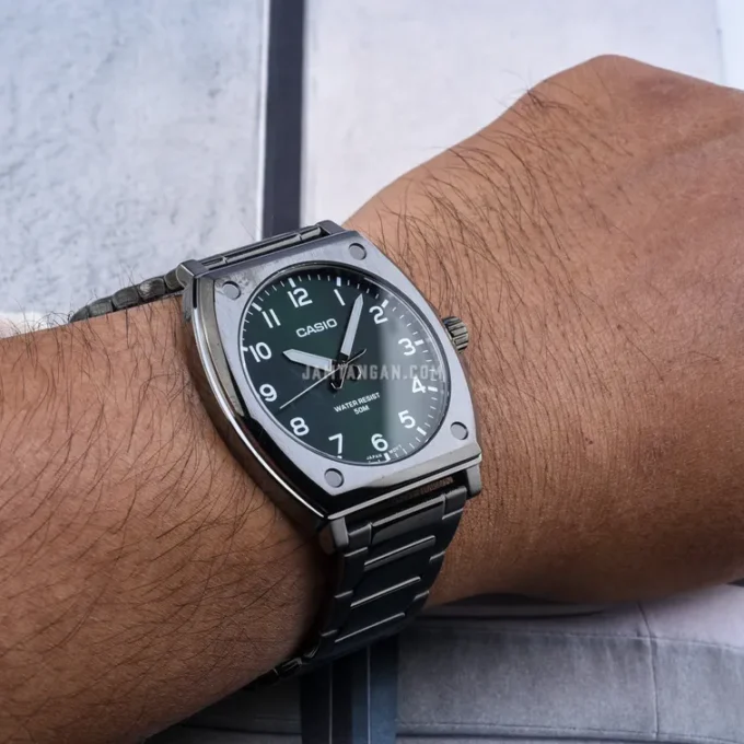 Montre Casio Homme MTP-E730B-3AVDF – Quartz, Étanche 50m, Bracelet Acier Inoxydable, Cadran Vert, Design Élégant – Référence MTP-E730B-3AVDF