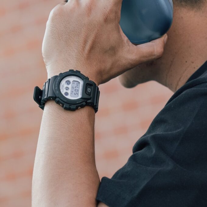 Montre Casio G-Shock Homme DW-6900WD-1DR – Résistante aux chocs, Étanche 200m, Chronomètre, Alarme – Résine – Noir – Référence DW-6900WD-1DR