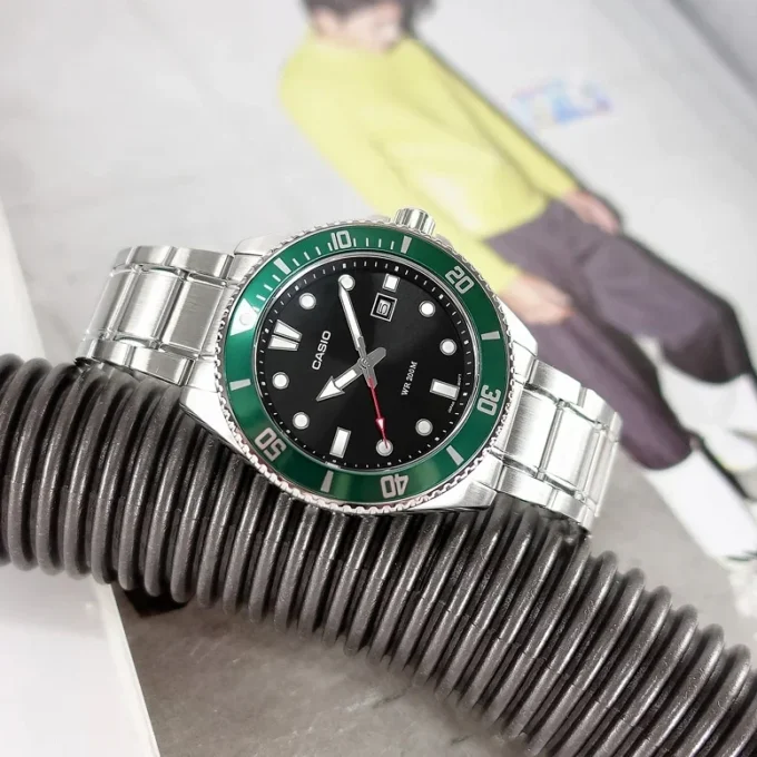 Montre Homme Casio Collection Quartz Acier Inoxydable, Étanche 50m, Bracelet Métal, Affichage Analogique, Vert - Référence MDV-107D-3AVDF