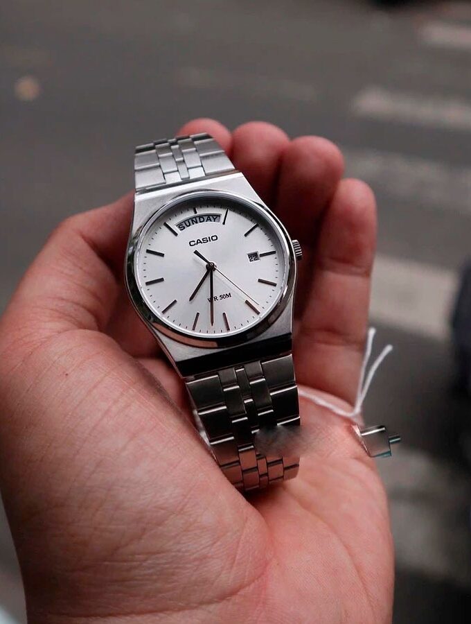 montre homme casio mtp b146d 7avdf – acier inoxydable, 40,8 mm, bracelet acier, résistante 50m, affichage jour/date, précision ±20s/mois, verre minéral, 3 ans autonomie