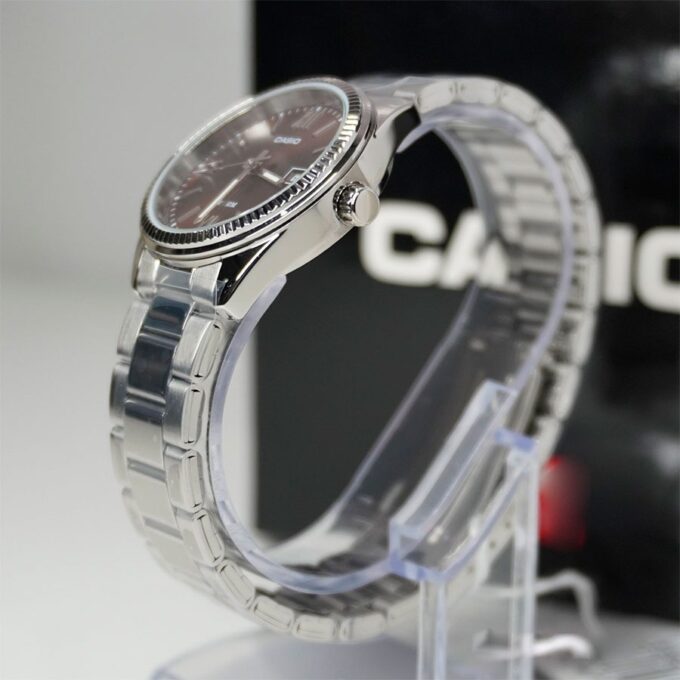 Montre Femme Analogique Casio - Acier Inoxydable, Cadran Rouge, Date, Etanche 50m - LTP-1302DD-5AVDF