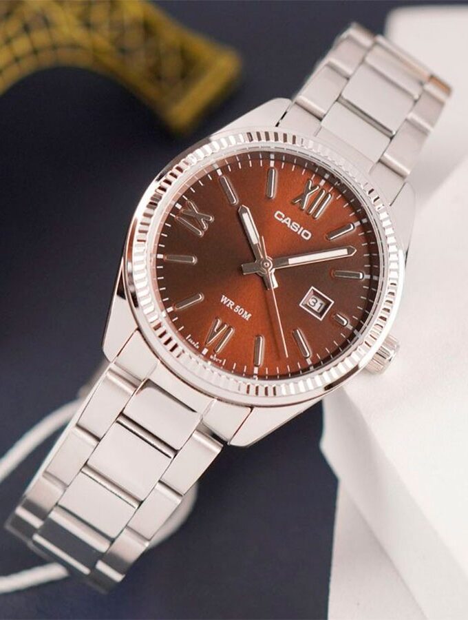 Montre Femme Analogique Casio - Acier Inoxydable, Cadran Rouge, Date, Etanche 50m - LTP-1302DD-5AVDF