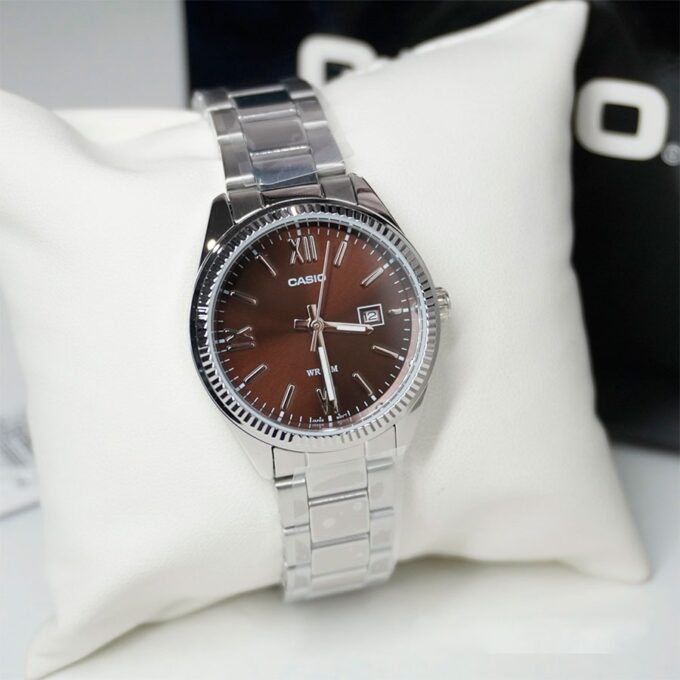 Montre Femme Analogique Casio - Acier Inoxydable, Cadran Rouge, Date, Etanche 50m - LTP-1302DD-5AVDF