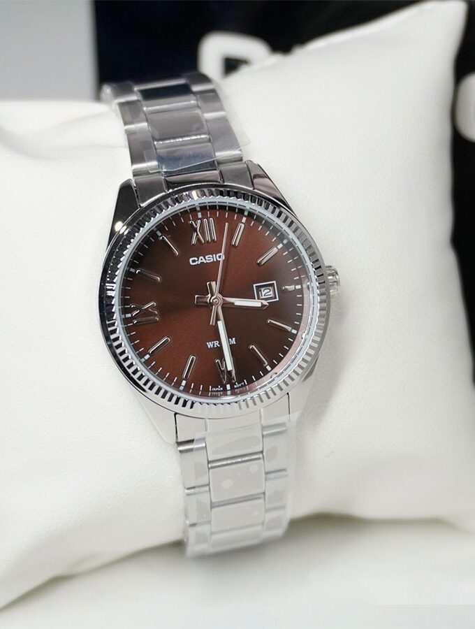 Montre Femme Analogique Casio - Acier Inoxydable, Cadran Rouge, Date, Etanche 50m - LTP-1302DD-5AVDF