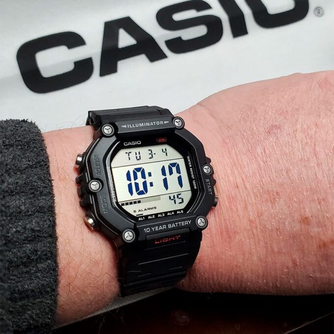 Montre Homme Casio - Heure universelle, Chronomètre 1/100s, 5 alarmes, LED orange, Bracelet en résine - Étanchéité à 10M - AE-1600H-1AVDF