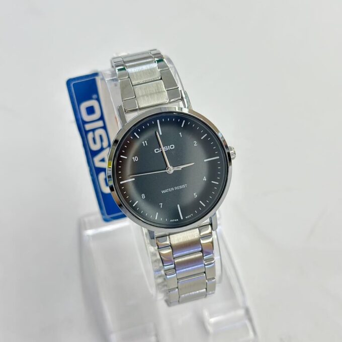 Montre Homme LTP-VT03D-1BDF - Boîtier 40 × 34 × 7,9 mm, Poids 64 g, Bracelet Acier Inoxydable, Résistant à l’Eau, Autonomie 3 ans, Verre Minéral, Précision ±20s/mois, Triple Fermoir, Ref. LTP-VT03D-1BDF