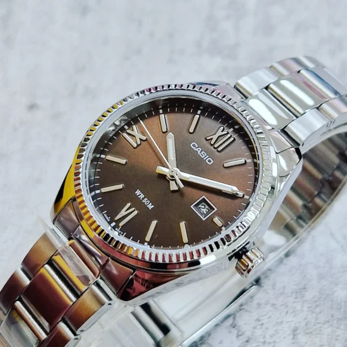 Montre Femme Analogique Casio - Acier Inoxydable, Cadran Rouge, Date, Etanche 50m - LTP-1302DD-5AVDF