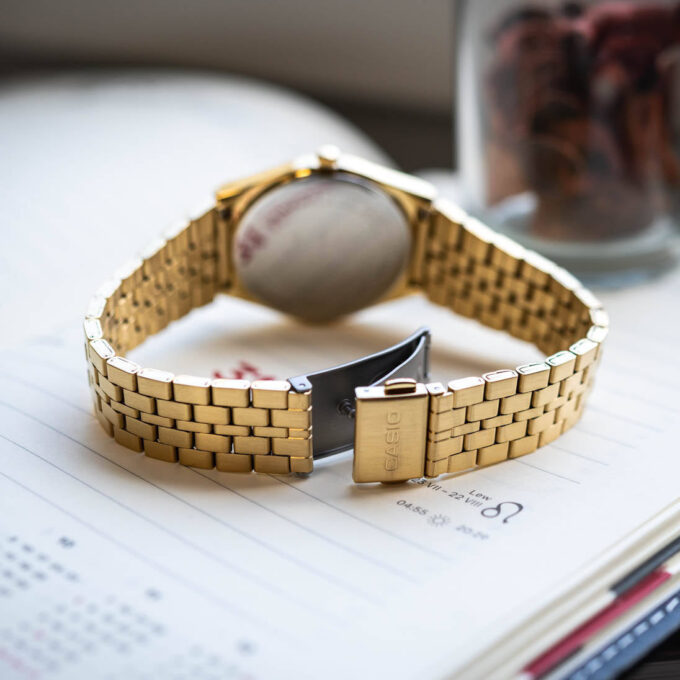 Montre Casio MTP-B145G-9AVDF - Homme - Acier inoxydable, Étanche 5 bar, Bracelet ajustable, Autonomie 3 ans - Placage ionique or - Verre minéral - Ref MTP-B145G-9AVDF