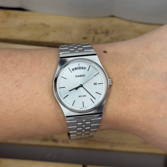 Montre Homme Casio MTP-B146D-7AVDF – Acier inoxydable, 40,8 mm, Bracelet acier, Résistante 50m, Affichage jour/date, Précision ±20s/mois, Verre minéral, 3 ans autonomie