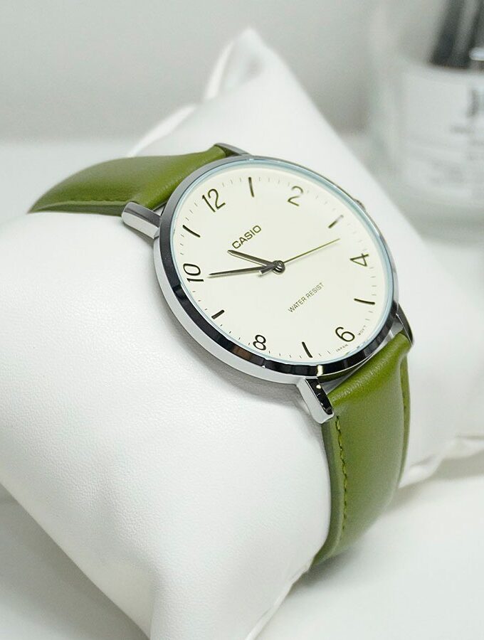 Montre analogique Casio Pour Homme, Minimaliste, Bracelet en Cuir Vert, Cadran Beige Concave, 3 Aiguilles - MTP-VT03L-7BDF