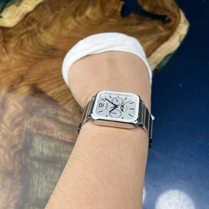 Montre Homme Casio Quartz Acier Inoxydable, Affichage Analogique, Jour-Date-Mois, Résistante à l’eau, Bracelet Argent, Cadran Blanc – MTP-M305D-7AVDF