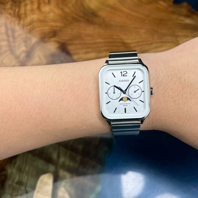 Montre Homme Casio Quartz Acier Inoxydable, Affichage Analogique, Jour-Date-Mois, Résistante à l’eau, Bracelet Argent, Cadran Blanc – MTP-M305D-7AVDF