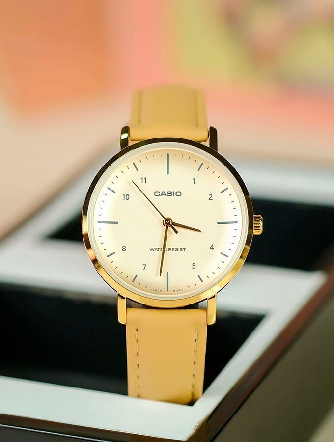 Montre Femme Quartz Analogique – Boîtier Boré 40x34mm, Verre Minéral, Bracelet Cuir Véritable, Etanche Usage Quotidien – LTP-VT03GL-4BDF