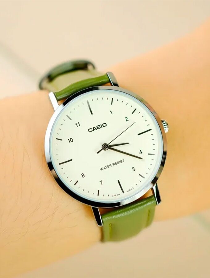 Montre Analogique Casio LTP-VT03L-3B pour Femme, Minimaliste, Bracelet en Cuir Vert, Cadran Beige Concave, 3 aiguilles - LTP-VT03L-3BDF