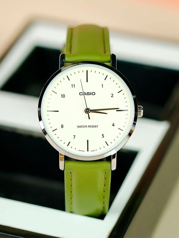 Montre Analogique Casio LTP-VT03L-3B pour Femme, Minimaliste, Bracelet en Cuir Vert, Cadran Beige Concave, 3 aiguilles - LTP-VT03L-3BDF