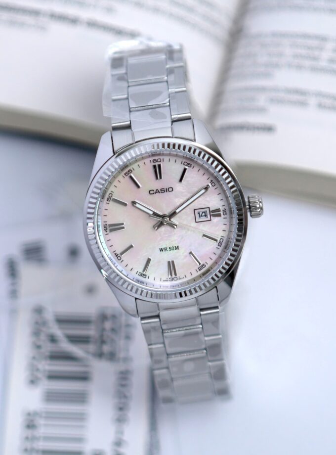 Montre Femme Casio Quartz - Acier Inoxydable Argent Cadran Rose Dateur - Etanche WR30 - LTP-1302DS-4AVDF