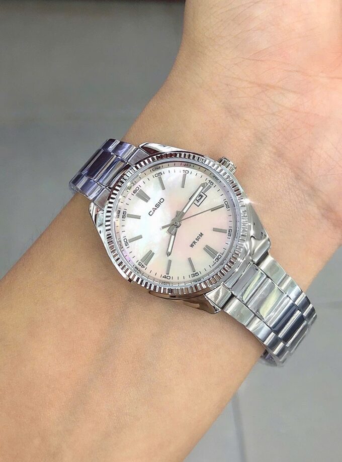 Montre Femme Casio Quartz - Acier Inoxydable Argent Cadran Rose Dateur - Etanche WR30 - LTP-1302DS-4AVDF