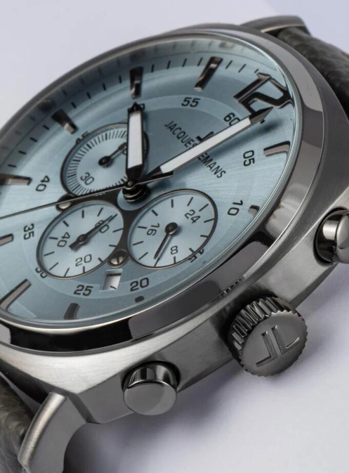 Montre Homme Jacques Lemans Collection Lugano 1-1645 - Chronographe Acier Inoxydable Massif - Diamètre 46 mm - Affichage Analogique Index - Bracelet en Cuir Gris/Bleu Surpiqûres - Mouvement TMI VD53C 14 - Etanche jusqu'à 10 ATM - 1-1645S