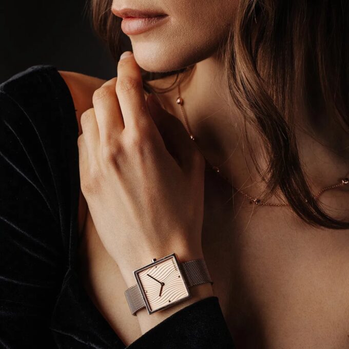 Montre Femme Jacques Lemans 1-2094F – Quartz, Boîtier Or 30 mm, Bracelet Acier Doré, Étanche 5 ATM