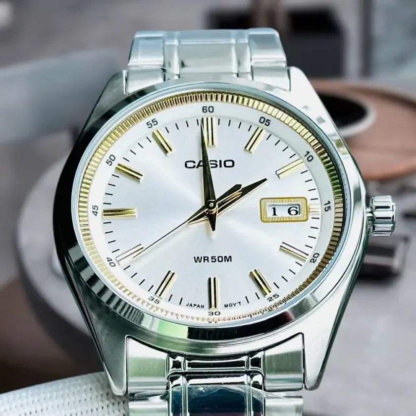 montre homme casio mtp b180d 7avdf – acier inoxydable, bracelet acier, verre minéral, résistante 50m, date, 3 aiguilles – argent – référence mtp b180d 7avdf